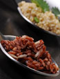 Cuillères de riz marron et de quinoa