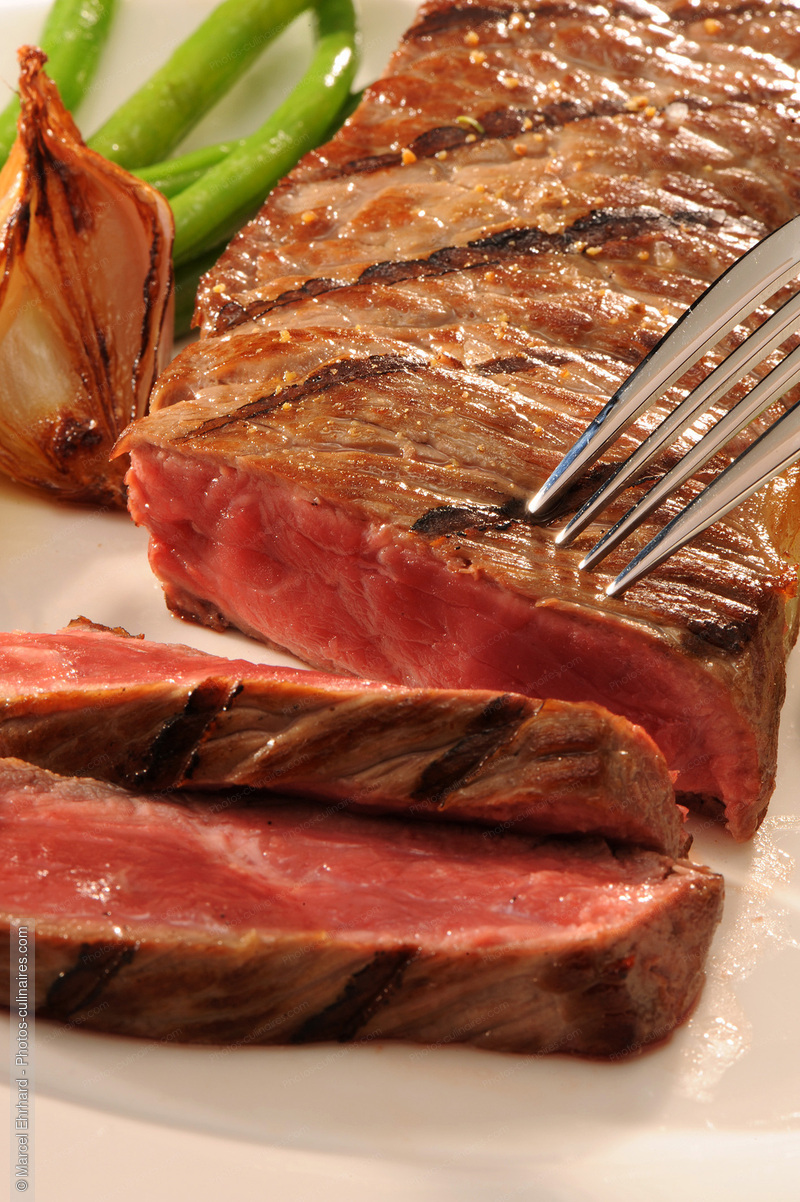 D&eacute;coupe de viande rouge - photo r&eacute;f&eacute;rence PC552N.jpg