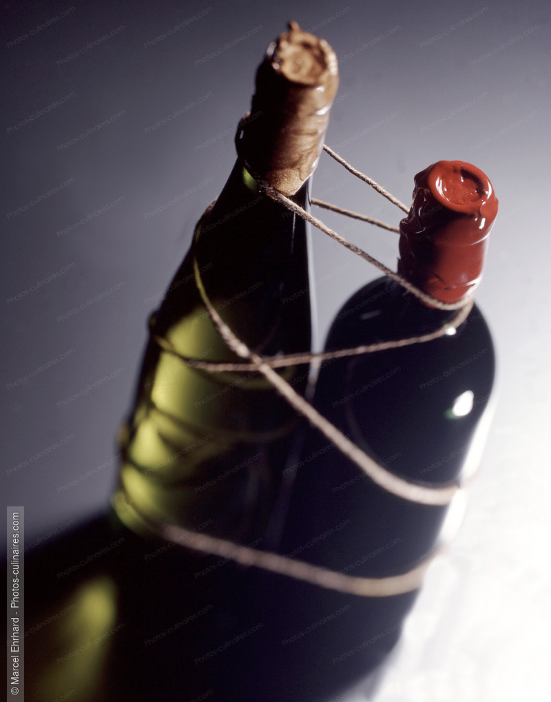 Duo de bouteilles de vin - photo r&eacute;f&eacute;rence BO52.jpg