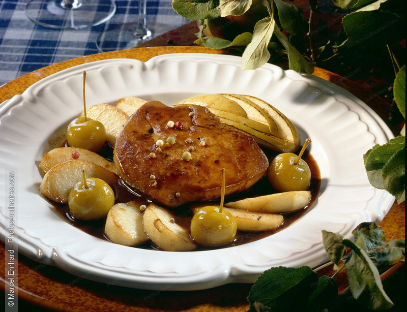 Escalope de foie gras d'oie po&ecirc;l&eacute;e aux pommes - photo r&eacute;f&eacute;rence FG39.jpg