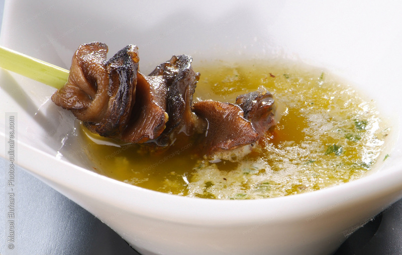 Escargot dans son bouillon - photo r&eacute;f&eacute;rence ES26N.jpg