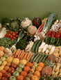 Etalage de légumes et de fruits.