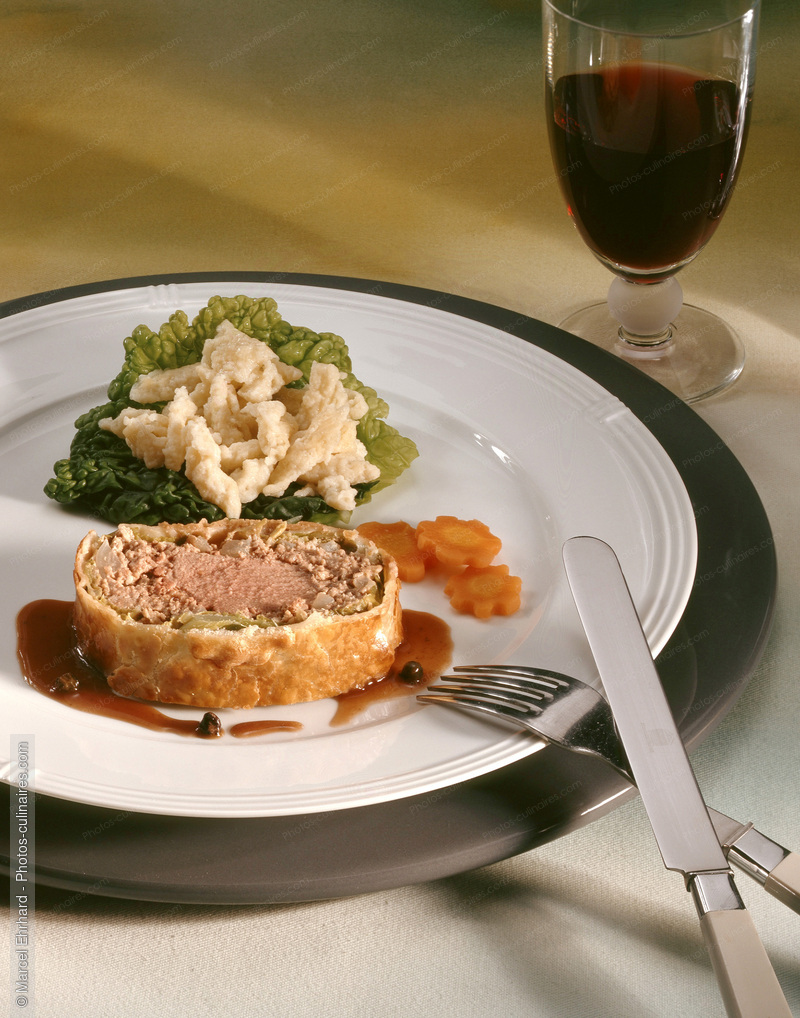 Filet de li&egrave;vre en cro&ucirc;te sauce vin rouge - photo r&eacute;f&eacute;rence PC77.jpg