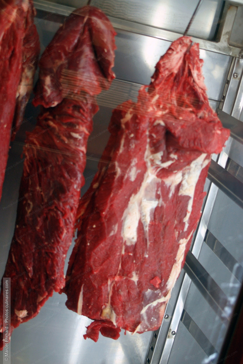 Filets de boeuf cru suspendu en chambre froide - photo r&eacute;f&eacute;rence VC62N.jpg