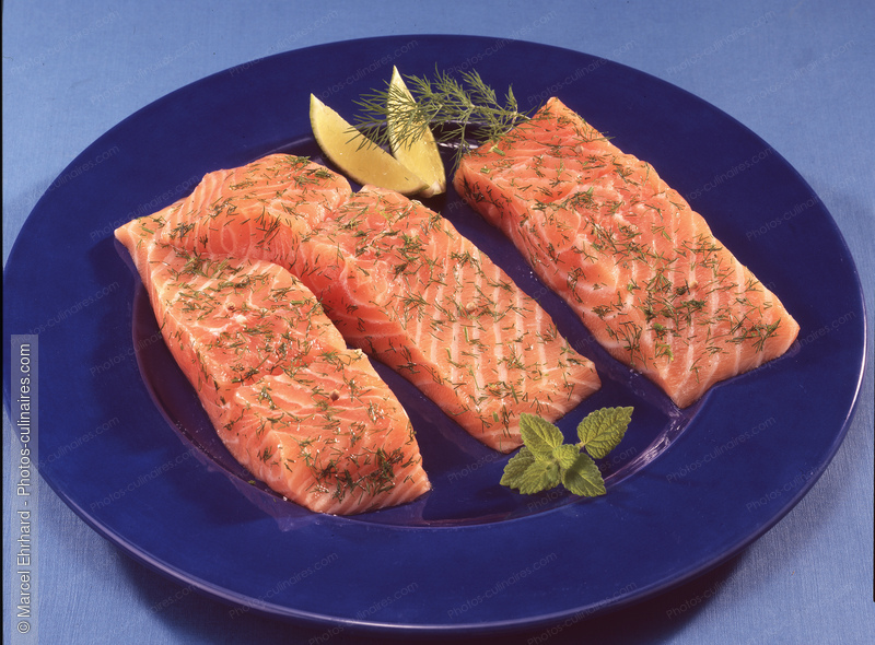 Filets de saumon cru marin&eacute; aux herbes - photo r&eacute;f&eacute;rence PO675N.jpg