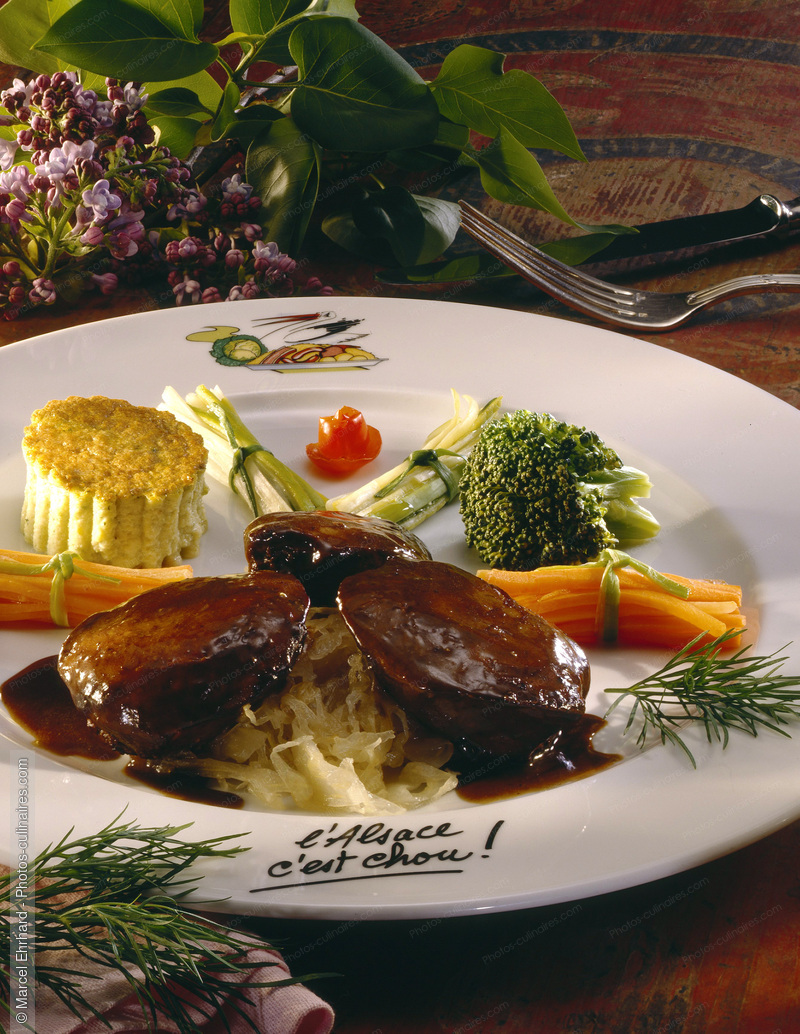 Foie de canard au porto sur lit de choucroute - photo r&eacute;f&eacute;rence CHO39.jpg
