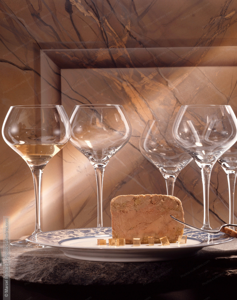 Foie gras en tranche et verres de vin - photo r&eacute;f&eacute;rence FG16.jpg