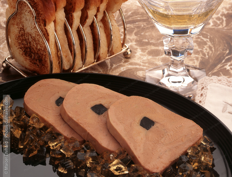 Foie gras truff&eacute; sur assiette - photo r&eacute;f&eacute;rence FG32.jpg