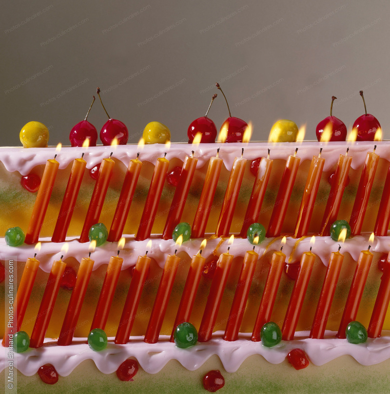 G&acirc;teau avec bougies et fruits confits, - photo r&eacute;f&eacute;rence DE163.jpg
