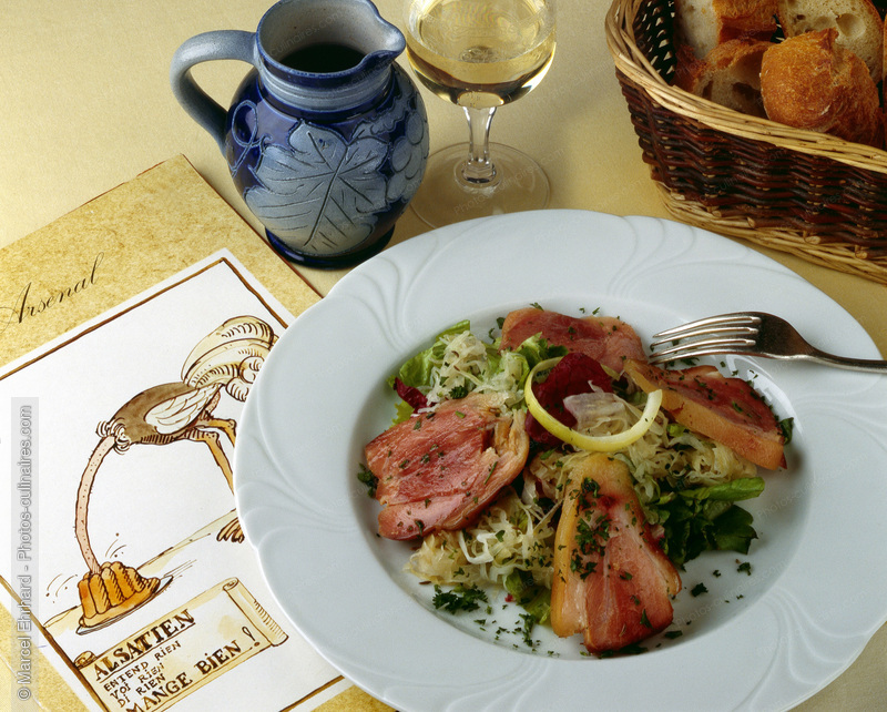 Jarrets de porc brais&eacute; sur un lit de salade - photo r&eacute;f&eacute;rence PC212.jpg