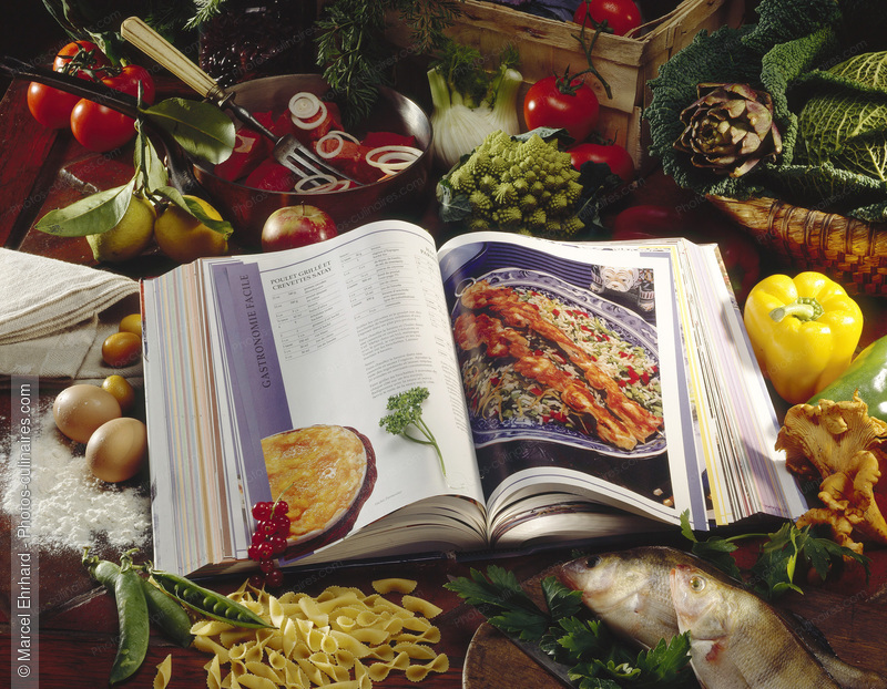 Livre de cuisine et l&eacute;gumes - photo r&eacute;f&eacute;rence AT104.jpg