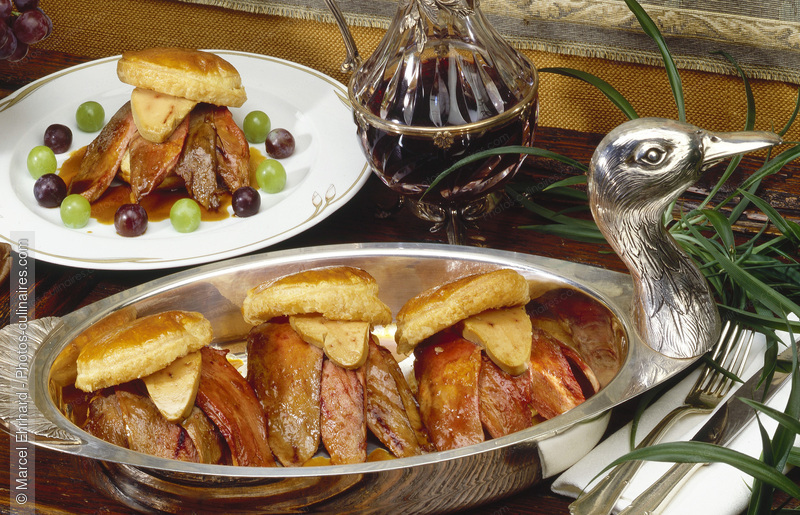 Magrets de canard r&ocirc;tis et foie gras - photo r&eacute;f&eacute;rence PC922.jpg