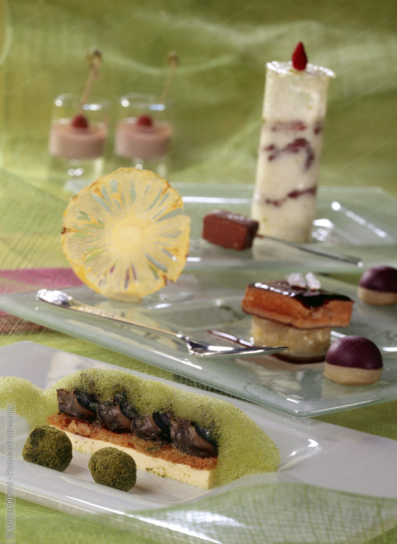 Mousse d'escargots, foie gras poêlé , verrine au coulis et bombe glacée - photo référence PC397.jpg