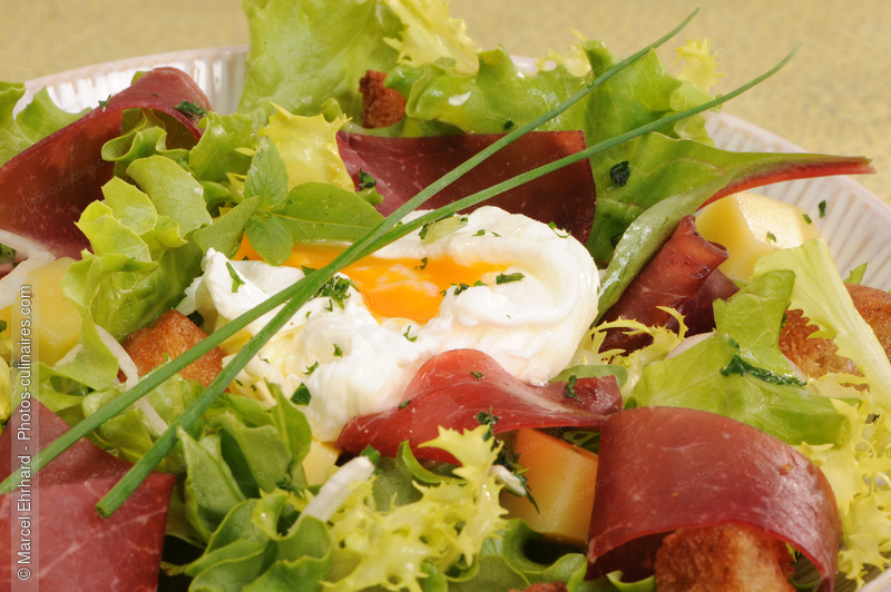 Oeuf mollet sur salade compos&eacute;e - photo r&eacute;f&eacute;rence OE29N.jpg