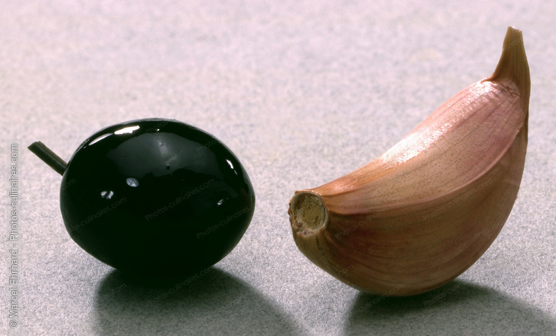 Olive noire et gousse d'ail - photo référence LE130.jpg