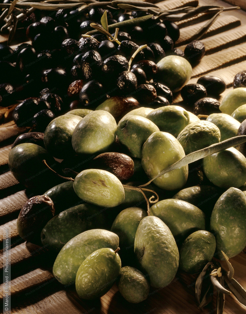 Olives vertes et noires - photo r&eacute;f&eacute;rence LE12.jpg