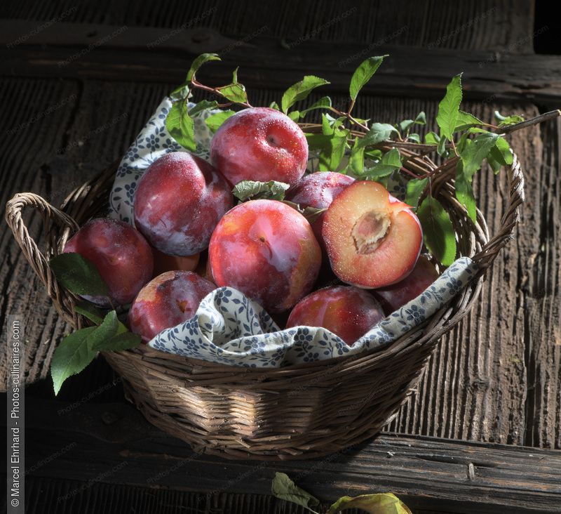 Panier de prunes - photo r&eacute;f&eacute;rence FRU360N.jpg