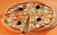 Pizza aux fromages et aux olives