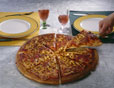 Pizza tranchée sur table