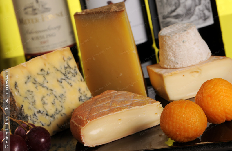 Plateau de fromages et bouteilles de vins - photo r&eacute;f&eacute;rence FR120N.jpg