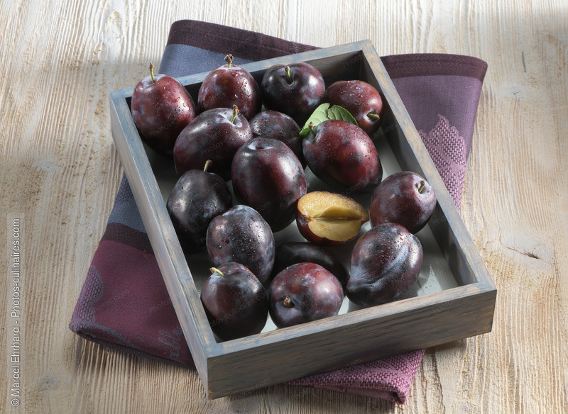 Plateau de prunes - photo r&eacute;f&eacute;rence FRU364N.jpg