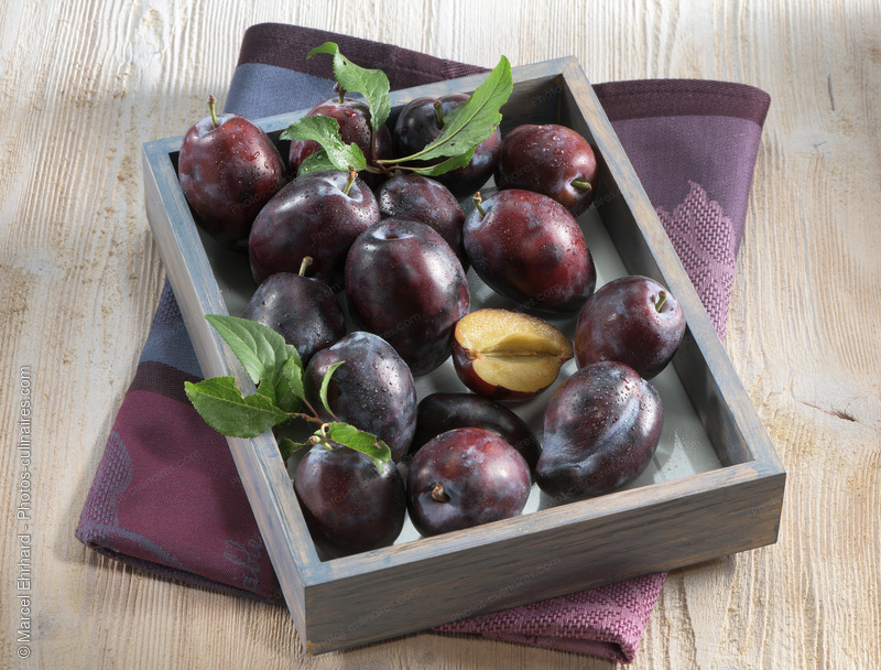 Plateau de prunes - photo r&eacute;f&eacute;rence FRU367N.jpg