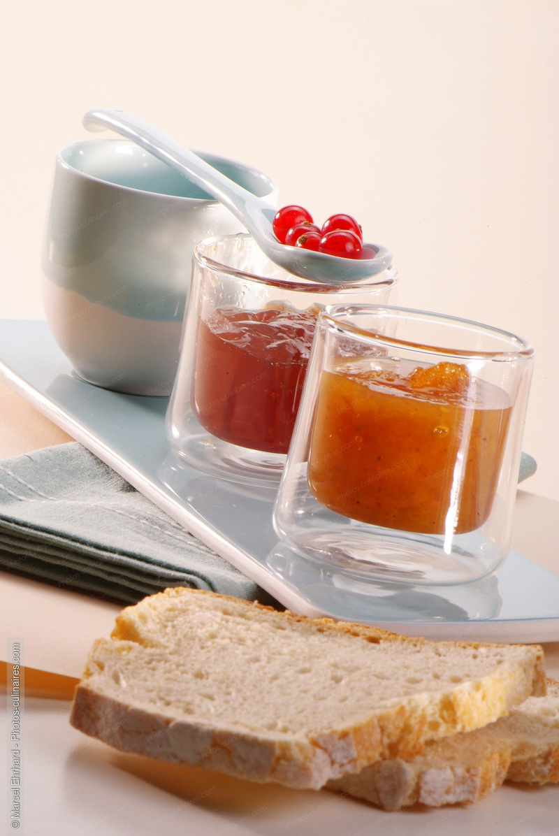 Pots de confiture sur un plateau - photo r&eacute;f&eacute;rence CO15N.jpg