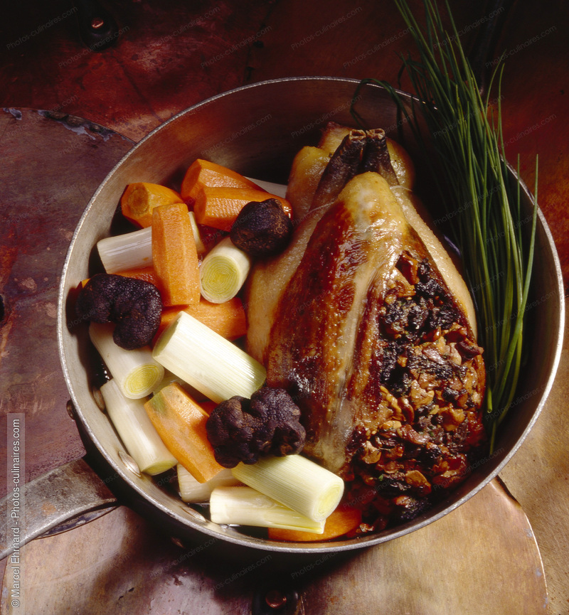 Poulet en cocotte farci aux truffes - photo r&eacute;f&eacute;rence PC441.jpg