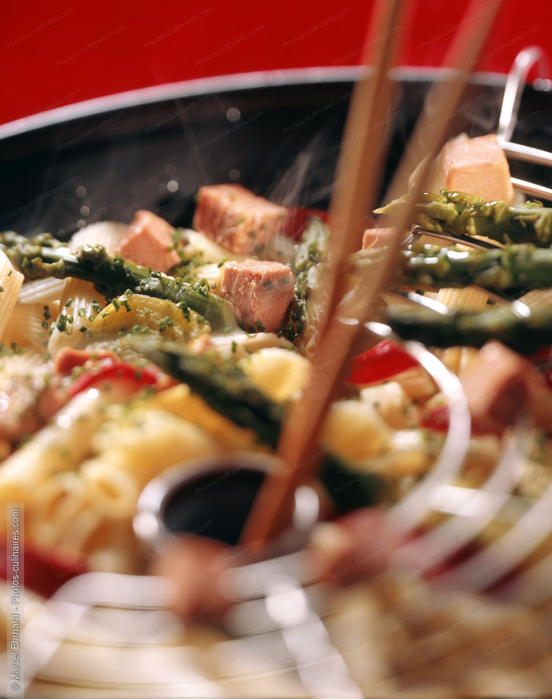 Pralin de foie gras de canard sur wok aux pennes et petits l&eacute;gumes - photo r&eacute;f&eacute;rence FG12.jpg