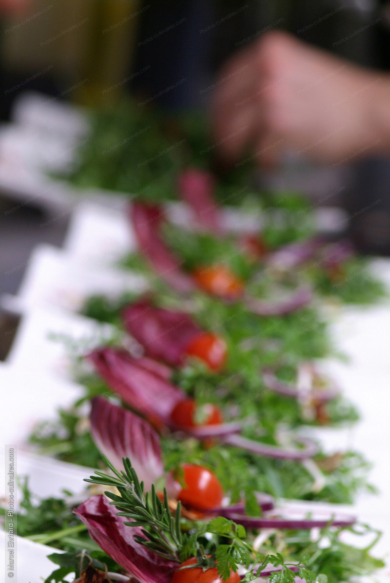 Pr&eacute;paration d'assiettes de salade - photo r&eacute;f&eacute;rence PC507N.jpg