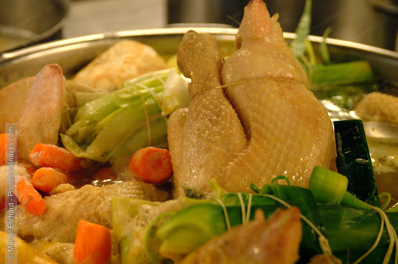 Pr&eacute;paration d'une poule au pot - photo r&eacute;f&eacute;rence NM32N.jpg