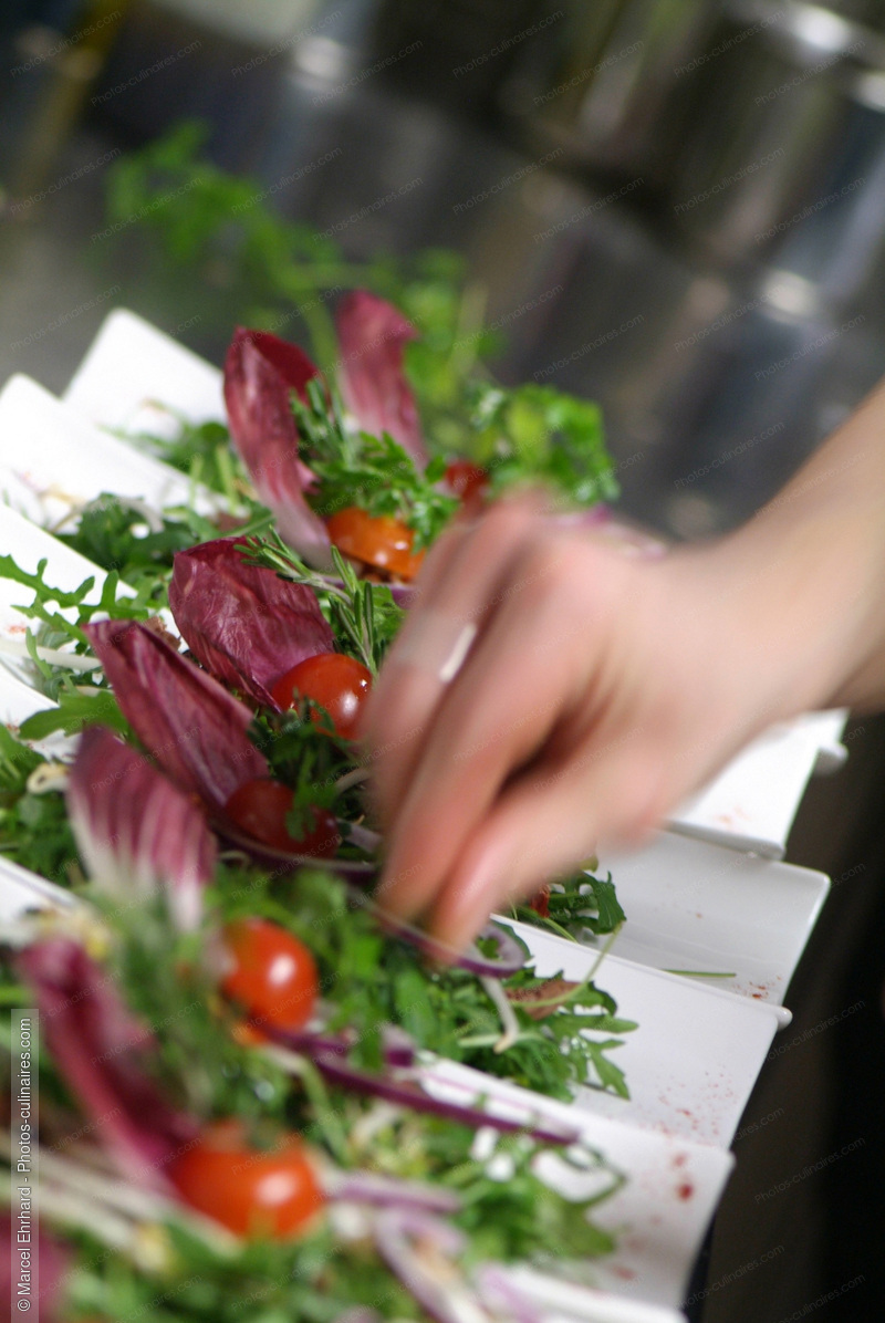Pr&eacute;paration de salades compos&eacute;es - photo r&eacute;f&eacute;rence NM25N.jpg