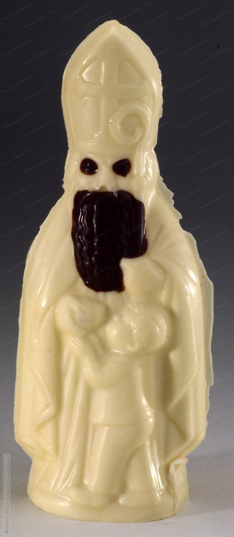 Saint Nicolas en chocolat blanc - photo r&eacute;f&eacute;rence DE281.jpg