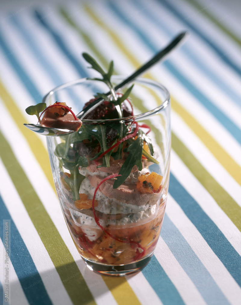 Salade de foie gras aux herbes et fruits sur lit de fromage - photo r&eacute;f&eacute;rence FG9.jpg