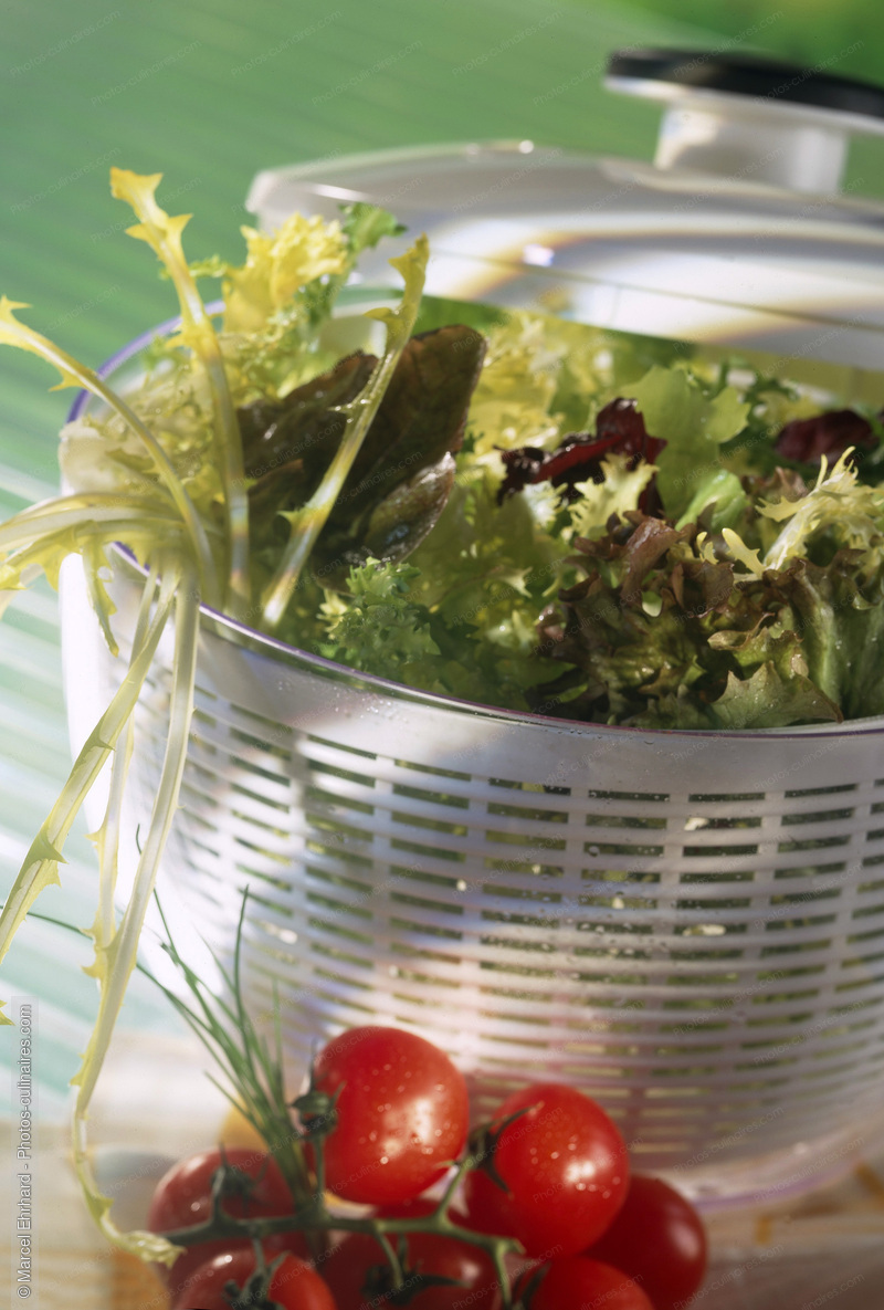 Salade m&eacute;lange dans une essoreuse - photo r&eacute;f&eacute;rence PC526.jpg