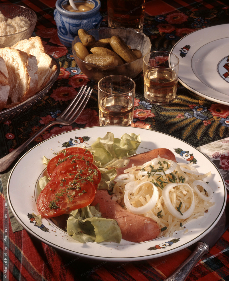 Salade mixte cervelas, gruyère, tomate. - photo référence PC90.jpg