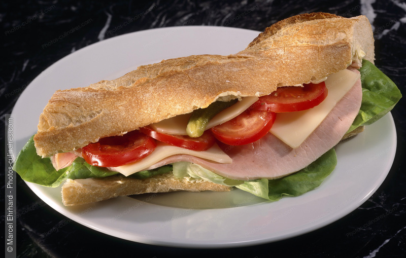 Sandwich au jambon au fromage et à la tomate sur assiette - photo référence KP94.jpg