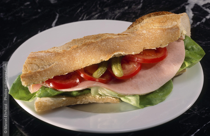 Sandwich au jambon et tomate sur assiette - photo r&eacute;f&eacute;rence KP93.jpg