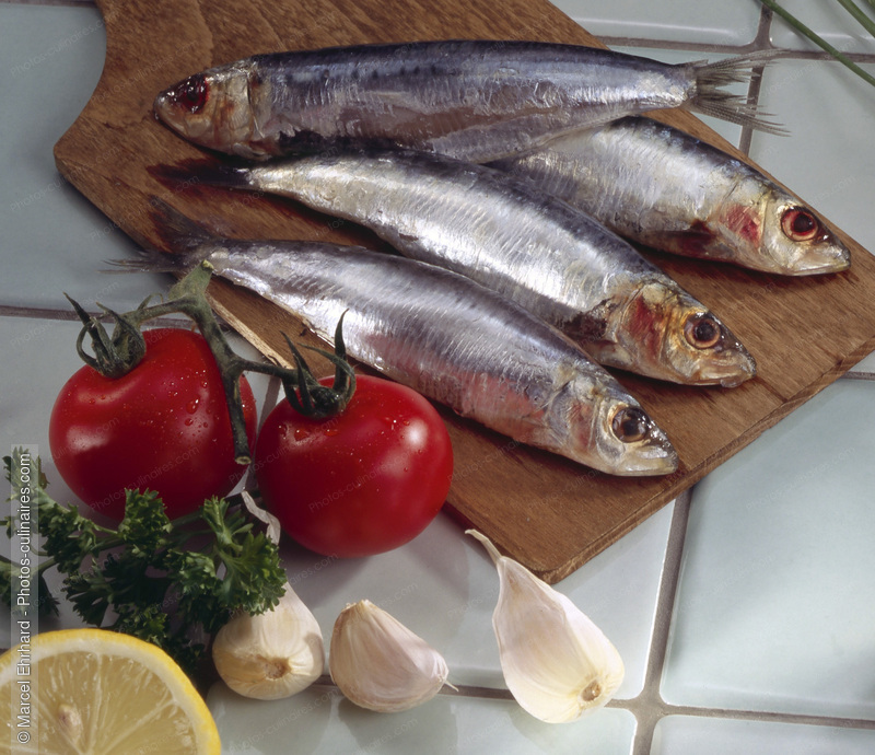 Sardines crues sur planchette - photo r&eacute;f&eacute;rence PO357.jpg