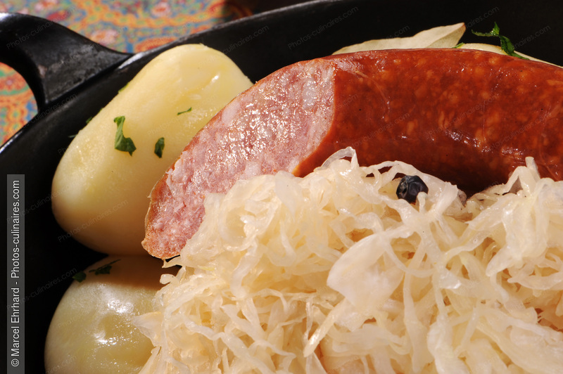 Saucisse fum&eacute;e sur choucroute - photo r&eacute;f&eacute;rence PC573N.jpg