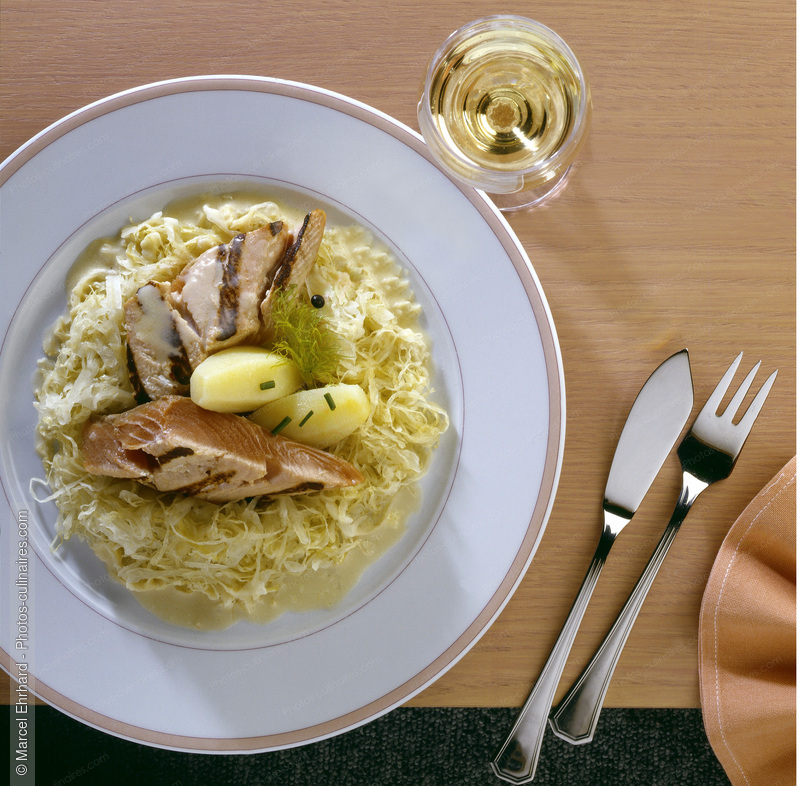 Saumon &agrave; la choucroute dress&eacute; sur assiette - photo r&eacute;f&eacute;rence PO164.jpg
