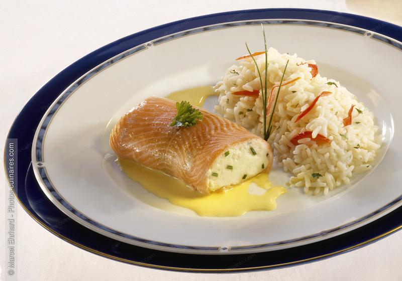 Saumon roul&eacute; et farci, riz, sauce hollandaise - photo r&eacute;f&eacute;rence PO232.jpg
