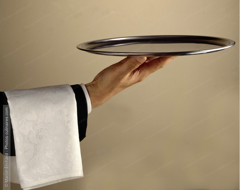 Serveur avec plateau - photo r&eacute;f&eacute;rence AT82.jpg