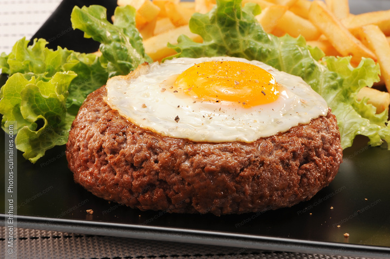 Steak hach&eacute; et oeuf coulant - photo r&eacute;f&eacute;rence PC1068N.jpg