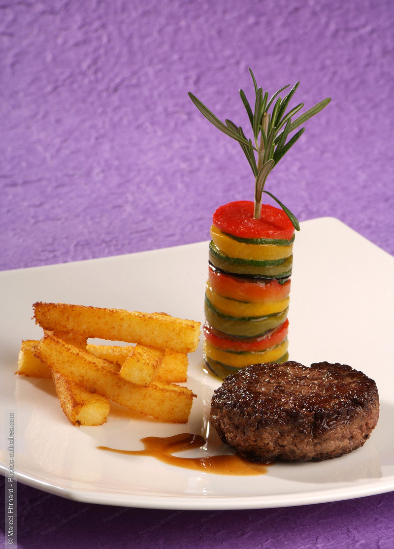 Steak hach&eacute; grill&eacute; et ratatouille - photo r&eacute;f&eacute;rence PC770N.jpg