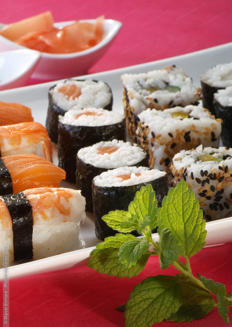 Sushi et feuilles de menthe - photo référence PC504N.jpg