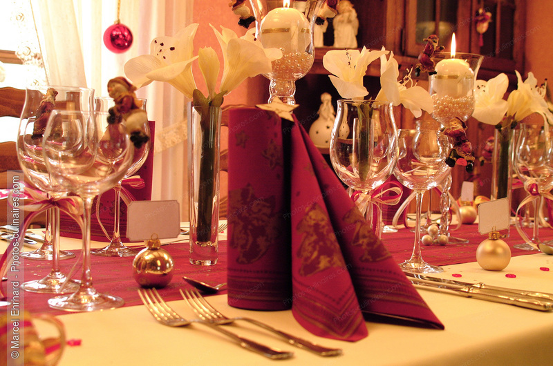 Table de f&ecirc;te dress&eacute;e - photo r&eacute;f&eacute;rence AT151N.jpg