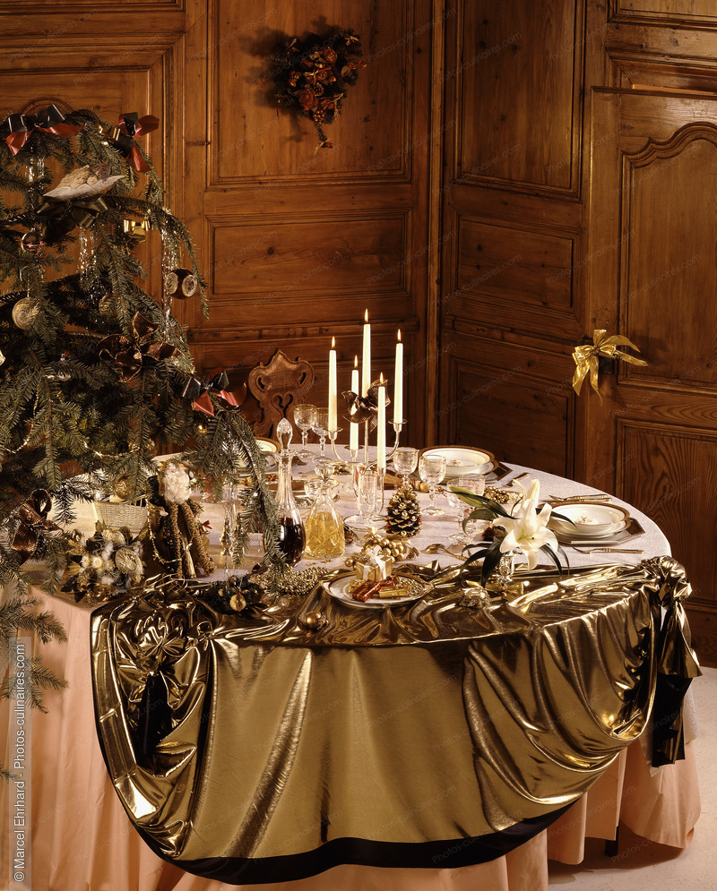 Table de No&euml;l alsacien dress&eacute;e - photo r&eacute;f&eacute;rence NM09.jpg