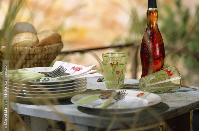 Table dress&eacute;e en terrasse - photo r&eacute;f&eacute;rence AT48.jpg