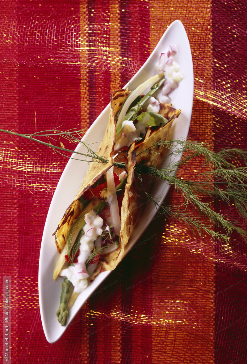 Tacos d'asperges servi sur plat - photo r&eacute;f&eacute;rence PC307.jpg